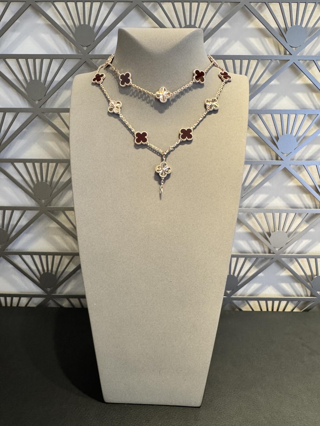 [Zalyn Jewelry ]CLOVER 20 MOTIFS LASER CARNELIAN NECKLACE