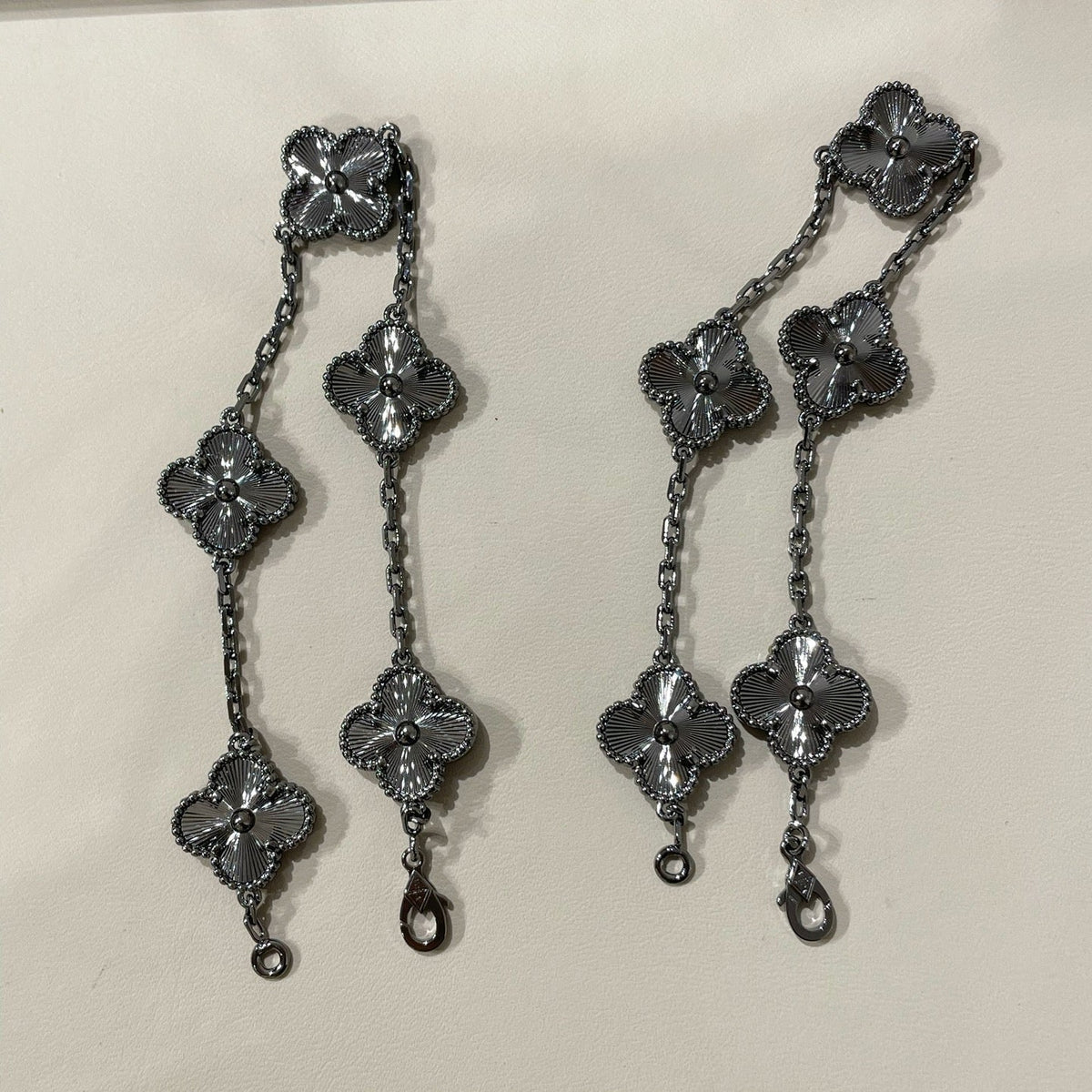 [Zalyn Jewelry ]CLOVER 5 MOTIF BLACK BRACELET