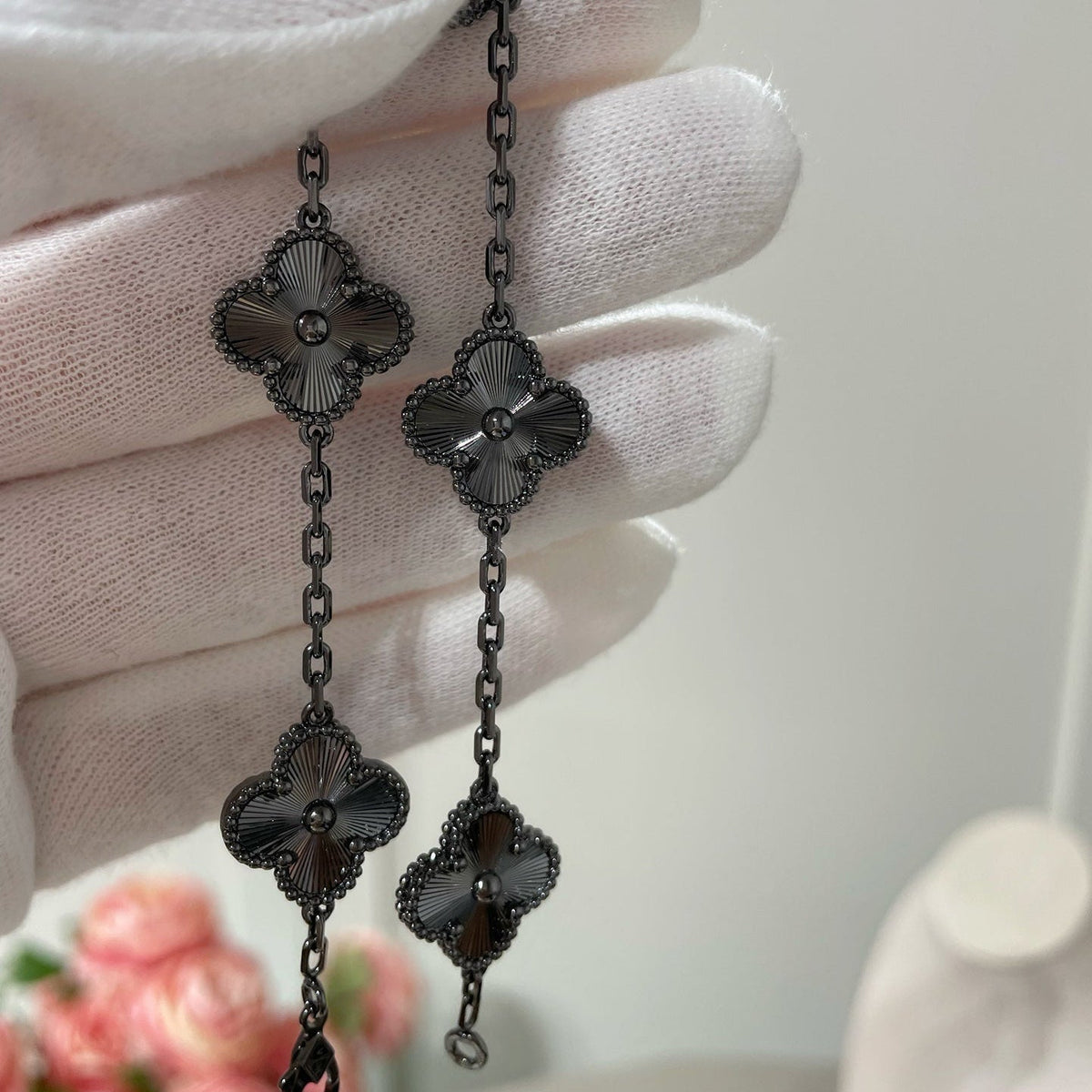 [Zalyn Jewelry ]CLOVER 5 MOTIF BLACK BRACELET