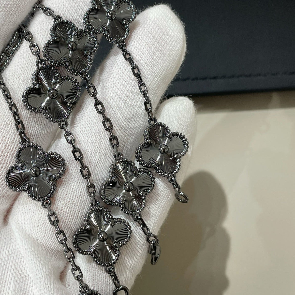[Zalyn Jewelry ]CLOVER 5 MOTIF BLACK BRACELET