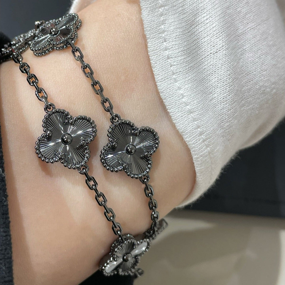 [Zalyn Jewelry ]CLOVER 5 MOTIF BLACK BRACELET
