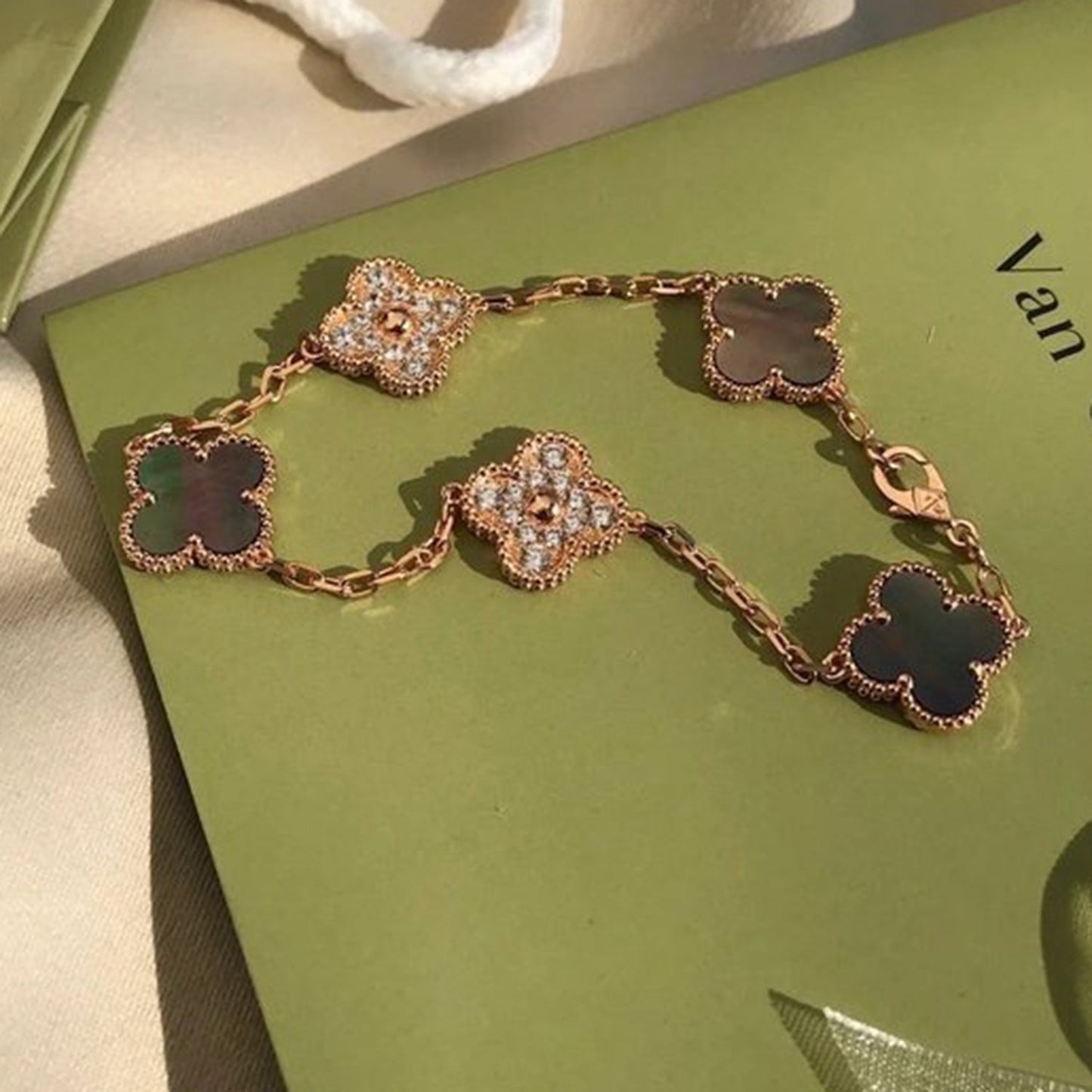 [Zalyn]LUCKY CLOVER 5-MOTIF BRACELET - GREY MOTHER-OF-PEARL COLLECTION