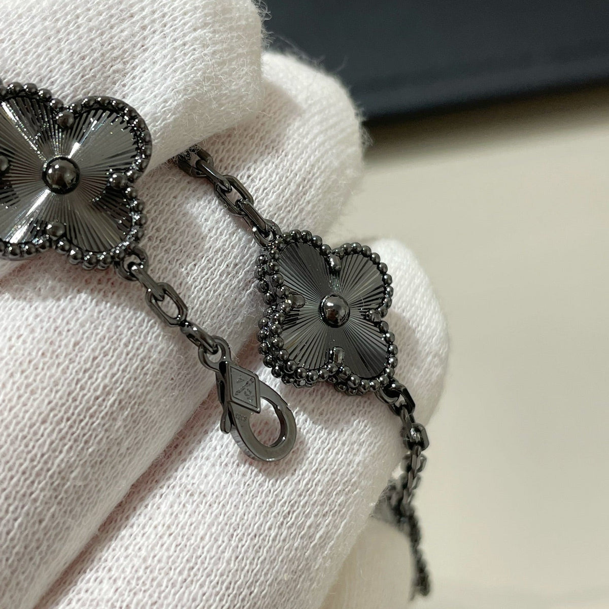 [Zalyn Jewelry ]CLOVER 5 MOTIF BLACK BRACELET