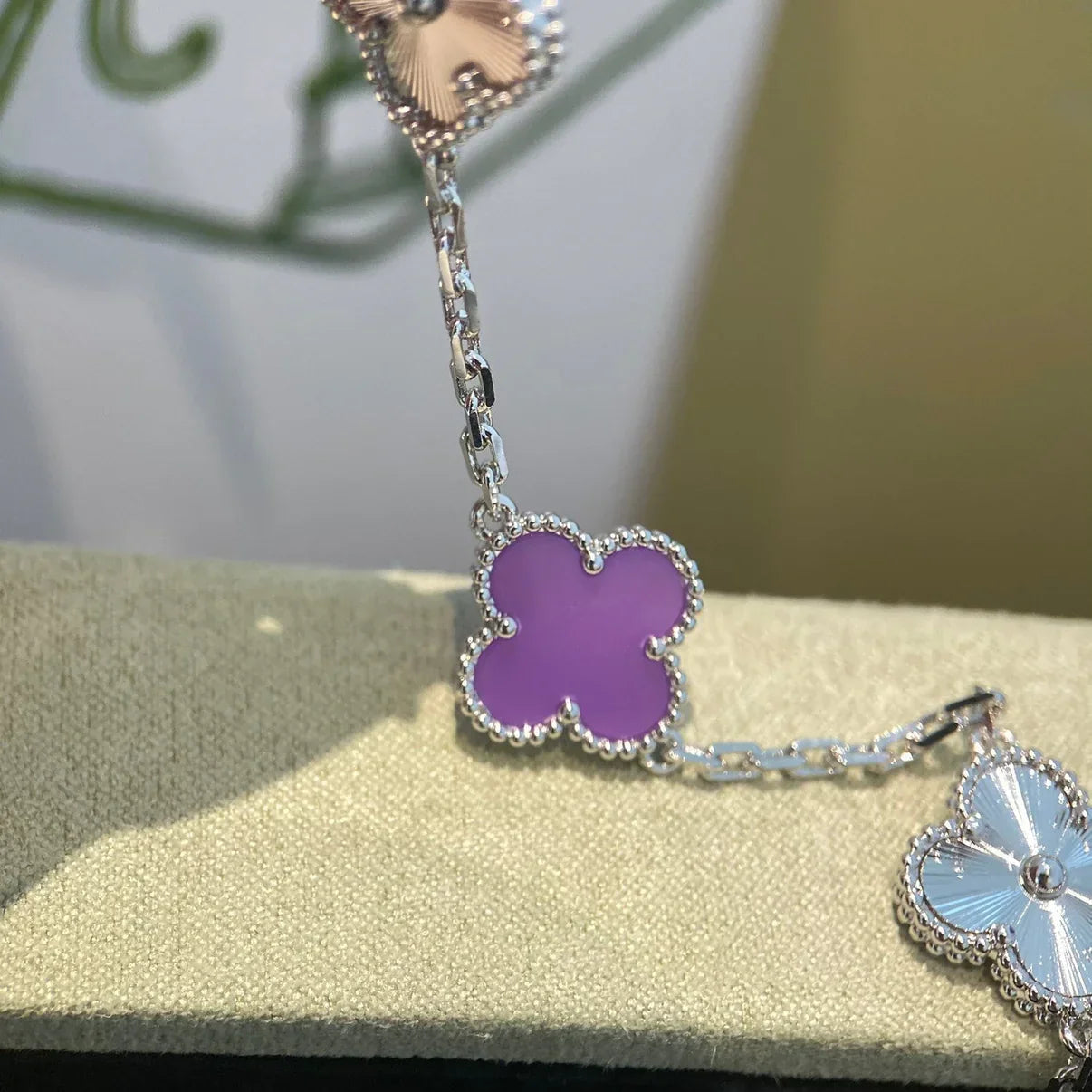 [Zalyn]LUCKY CLOVER 5-MOTIF BRACELET - VIOLET COLLECTION