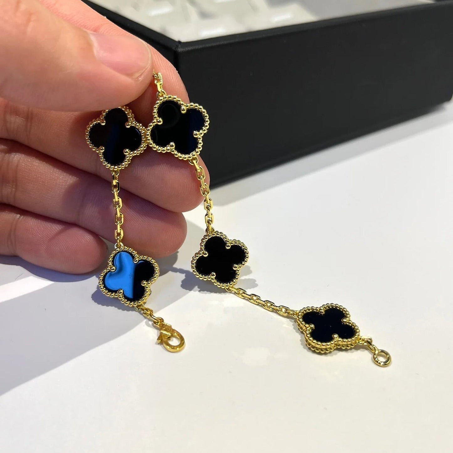 [Zalyn]LUCKY CLOVER 5-MOTIF BRACELET - BLACK OXNY COLLECTION