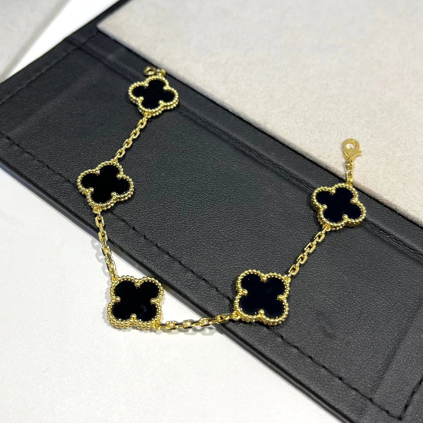 [Zalyn]LUCKY CLOVER 5-MOTIF BRACELET - BLACK OXNY COLLECTION