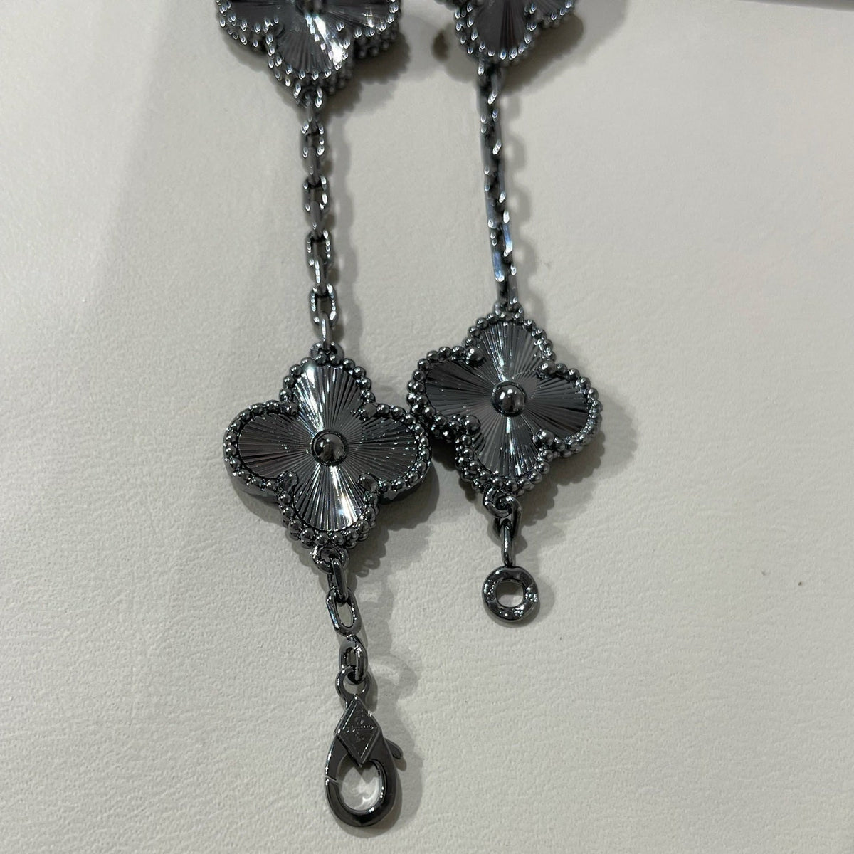 [Zalyn Jewelry ]CLOVER 5 MOTIF BLACK BRACELET