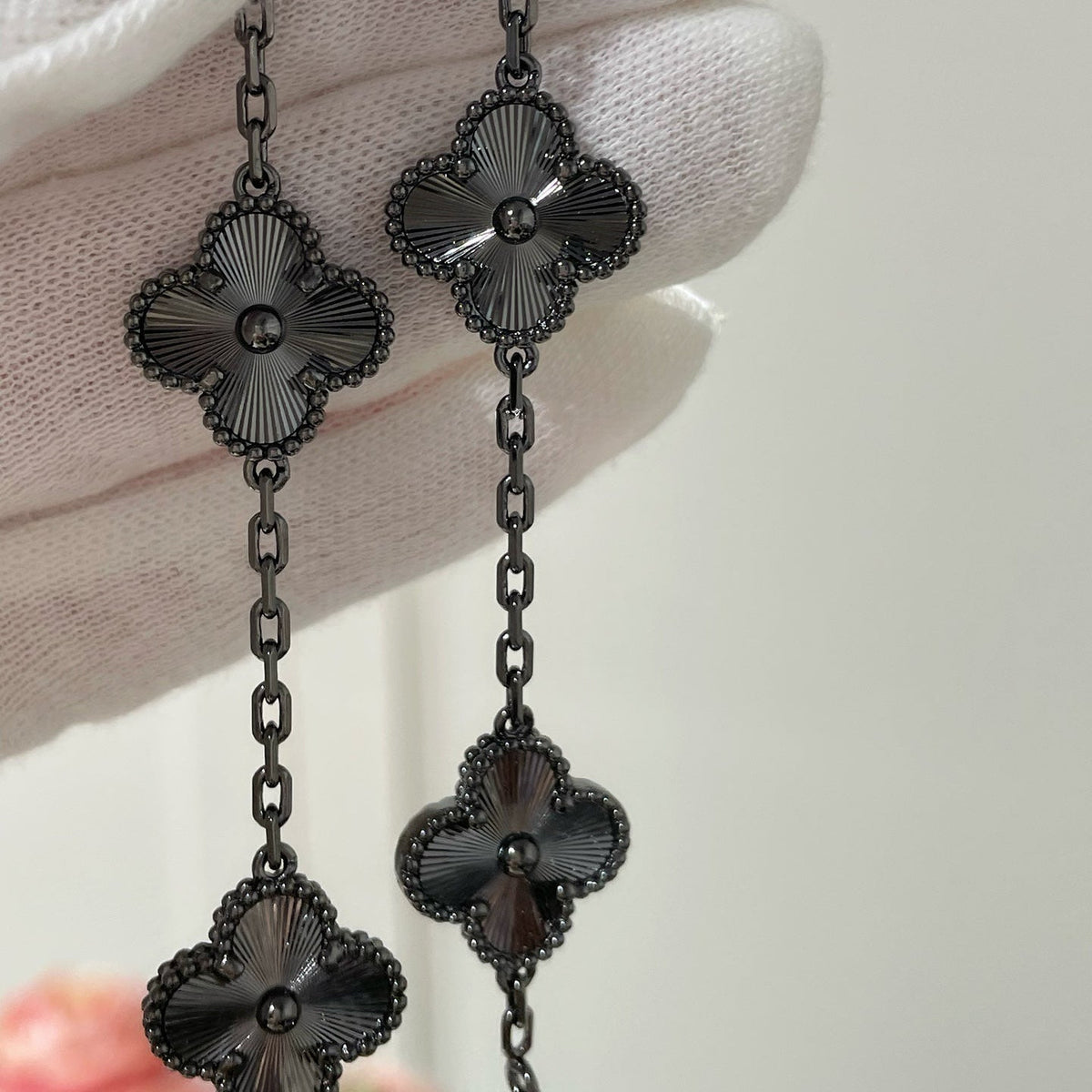 [Zalyn Jewelry ]CLOVER 5 MOTIF BLACK BRACELET