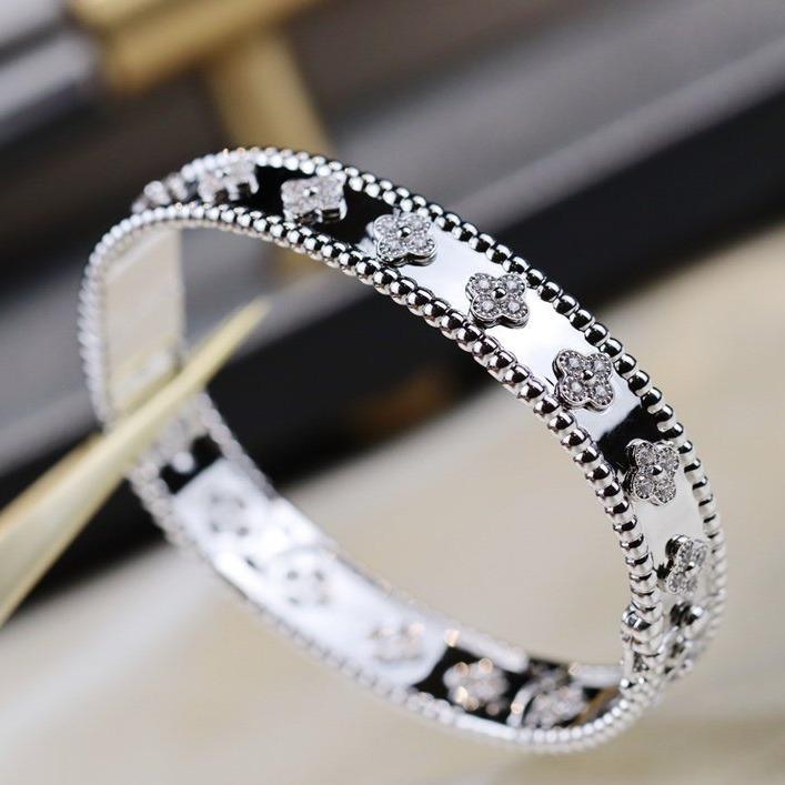 [Zalyn Jewelry ]CLOVER BRACELET 8MM DIAMONDS