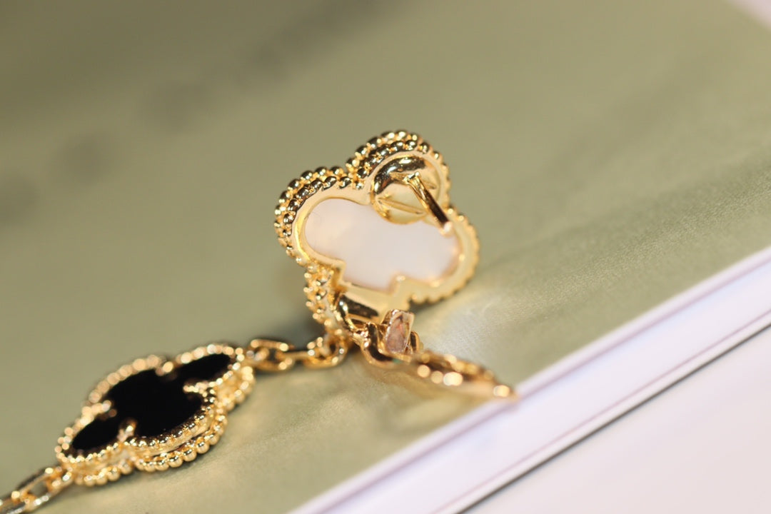 [Zalyn Jewelry ]CLOVER EARRINGS GOLD ONYX MOP 3 MOTIF