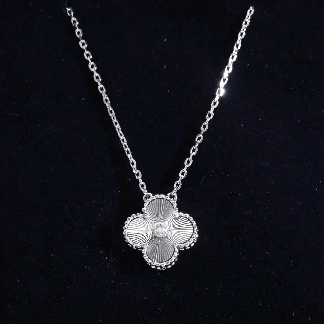 [Zalyn Jewelry ]CLOVER  15MM DIAMOND LASER NECKLACE SILVER