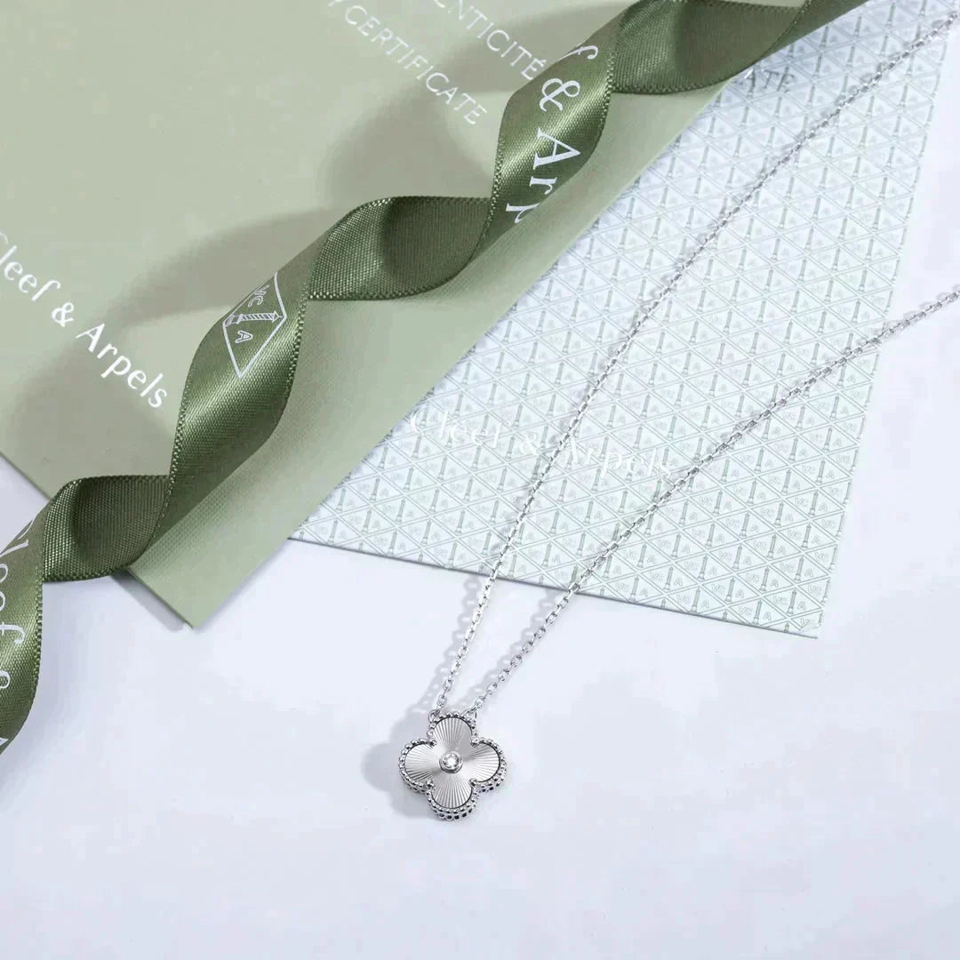 [Zalyn Jewelry ]CLOVER  15MM DIAMOND LASER NECKLACE SILVER