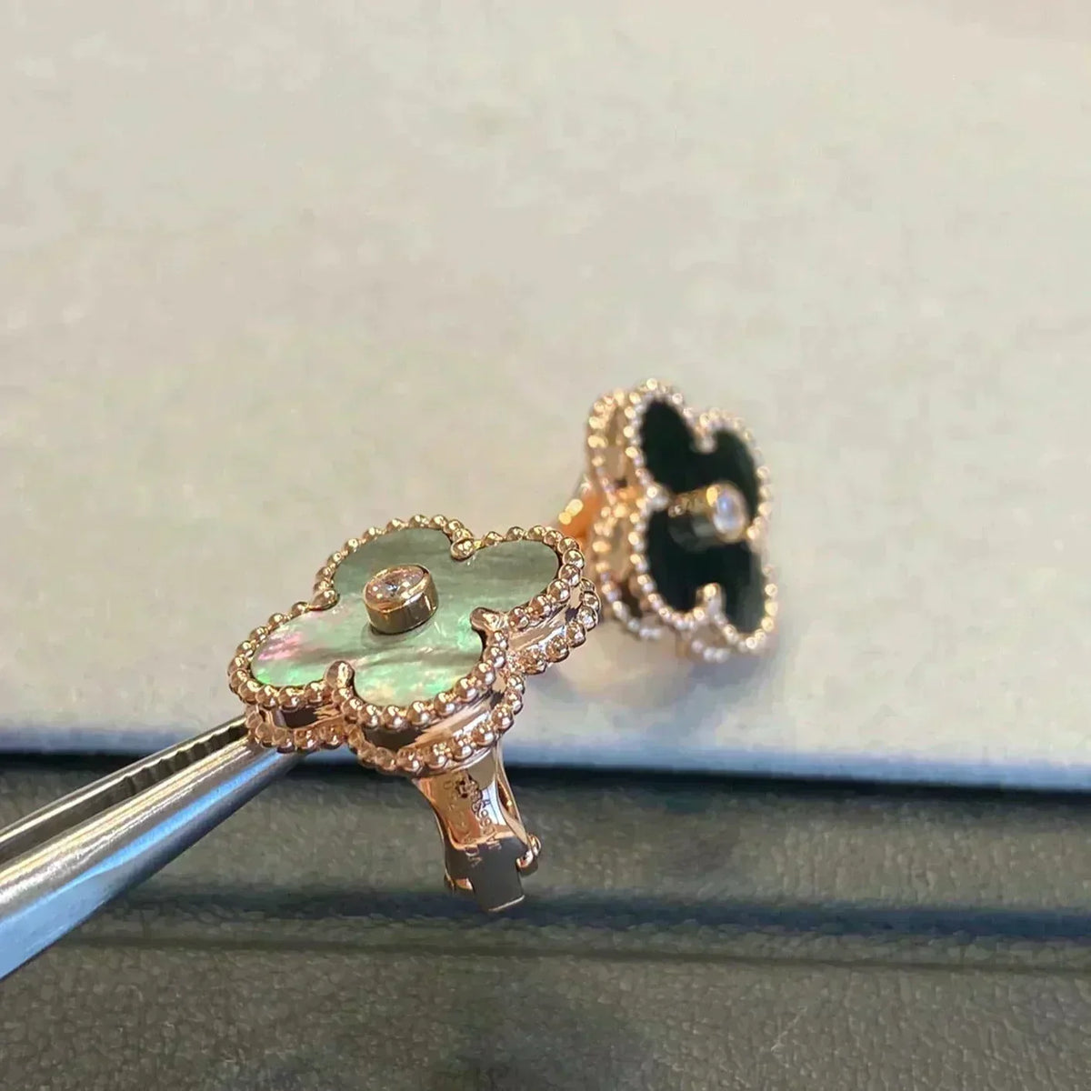 [Zalyn Jewelry ]CLOVER MEDIUM 1 MOTIFS GRAY MOP  DIAMOND EARRINGS