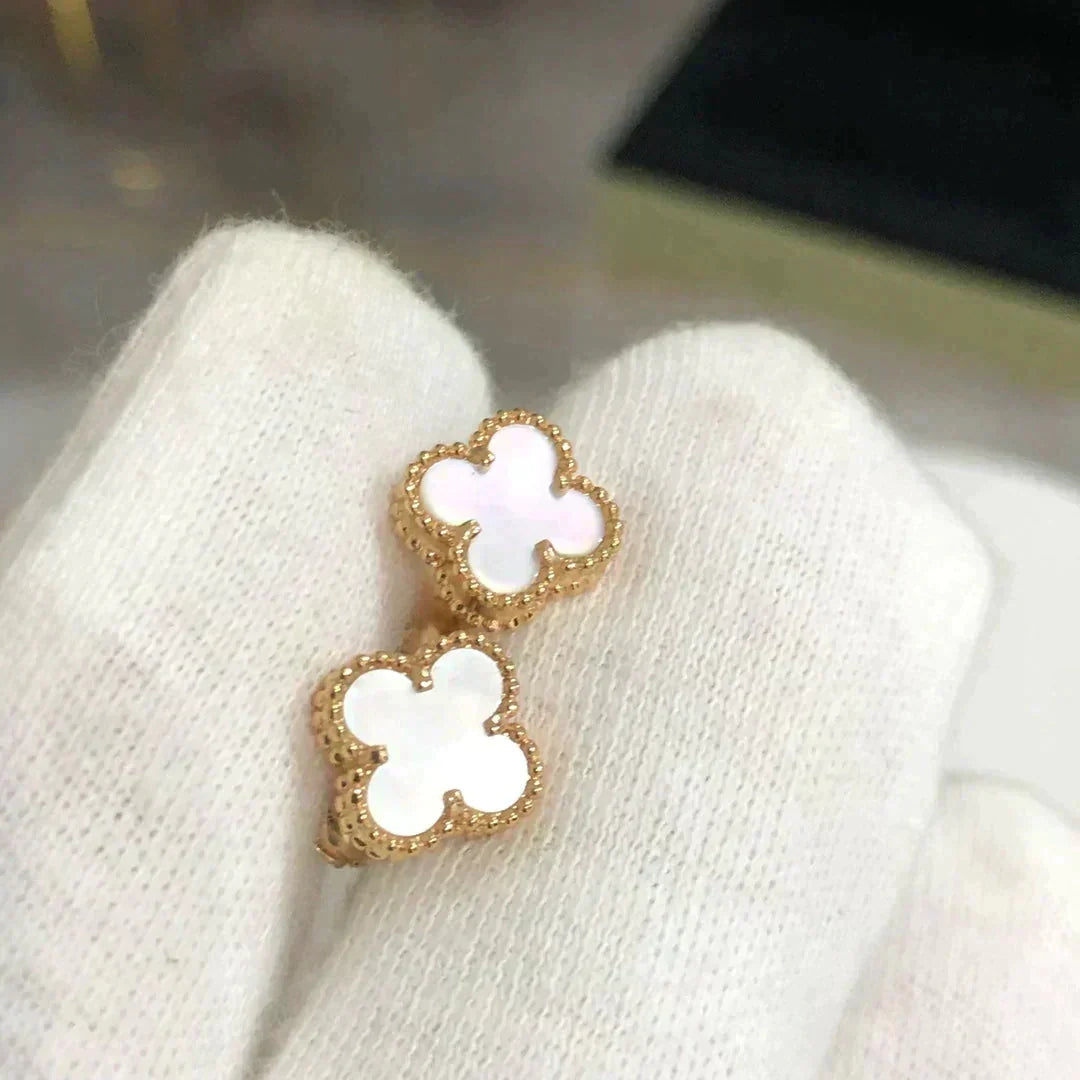 [Zalyn Jewelry ]CLOVER MINI 9.5MM WHITE MOP EARRINGS