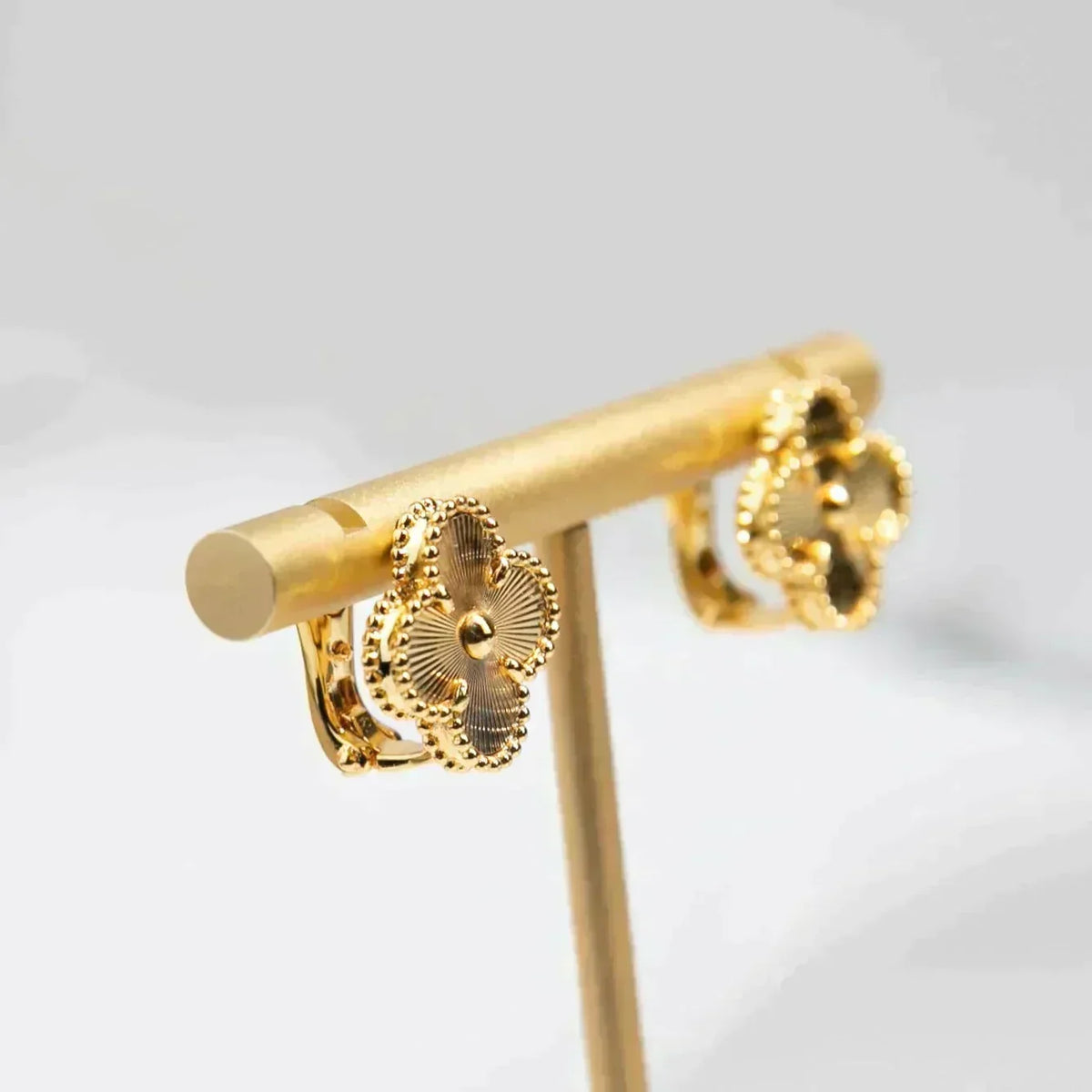 [Zalyn Jewelry ]CLOVER MEDIUM 1 MOTIFS LASER EARRINGS