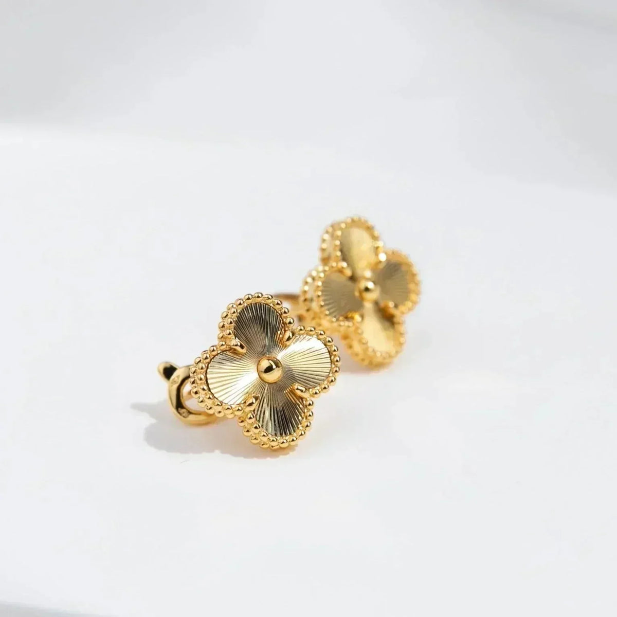 [Zalyn Jewelry ]CLOVER MEDIUM 1 MOTIFS LASER EARRINGS