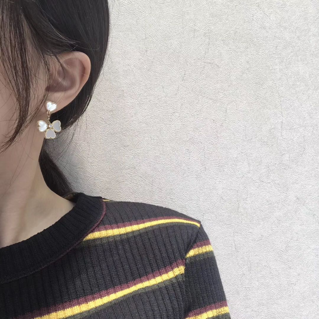[Zalyn Jewelry ]CLOVER SWEET WHITE MOP EARRINGS