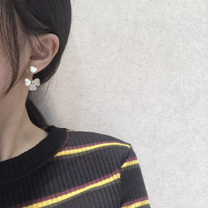 [Zalyn Jewelry ]CLOVER SWEET WHITE MOP EARRINGS