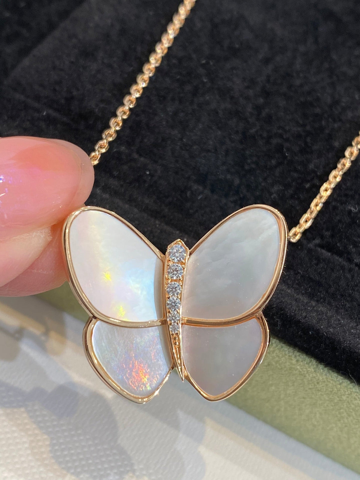 [Zalyn Jewelry ]BUTTERFLY GOLD MOP DIAMOND NECKLACE