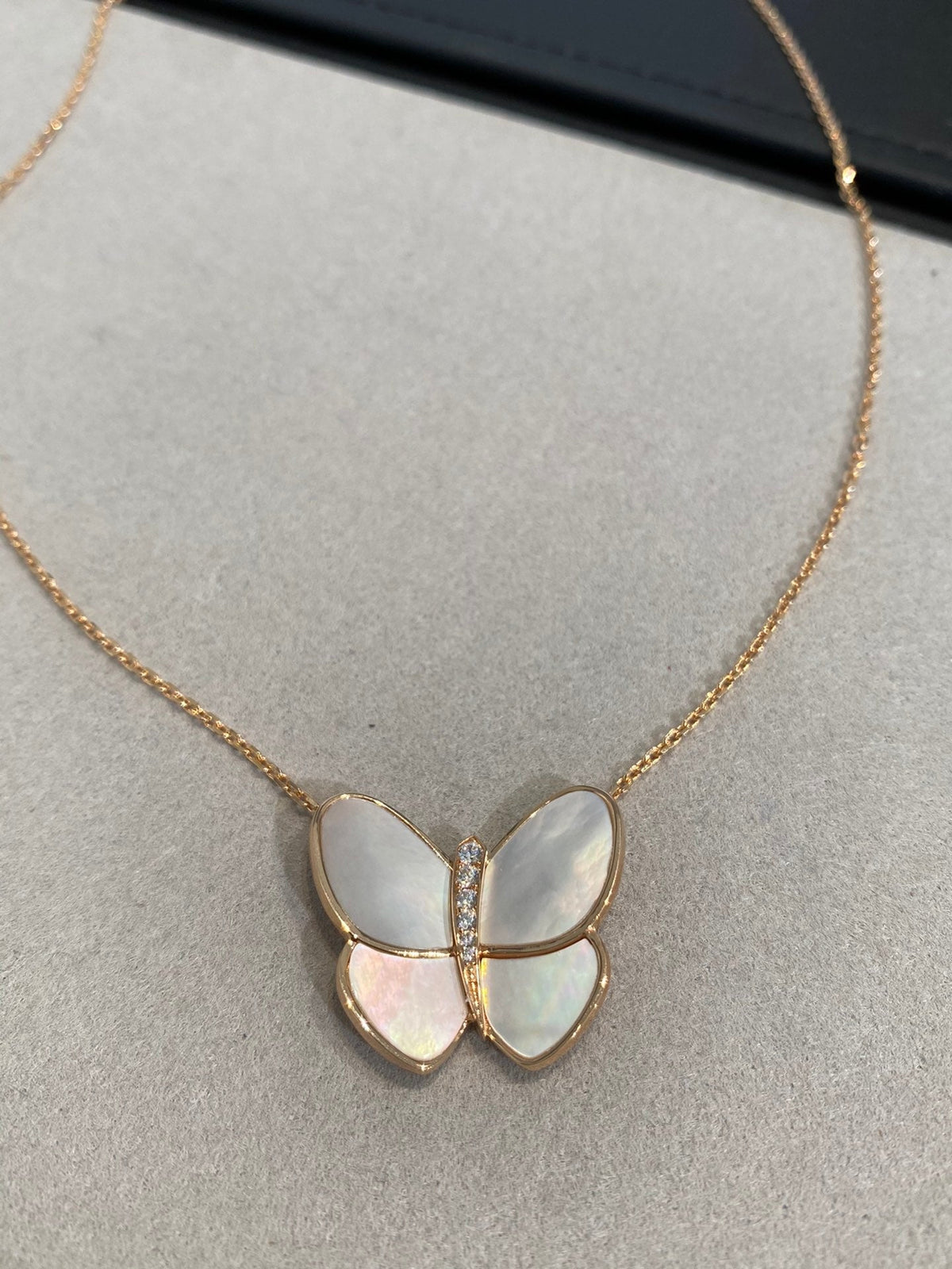 [Zalyn Jewelry ]BUTTERFLY GOLD MOP DIAMOND NECKLACE