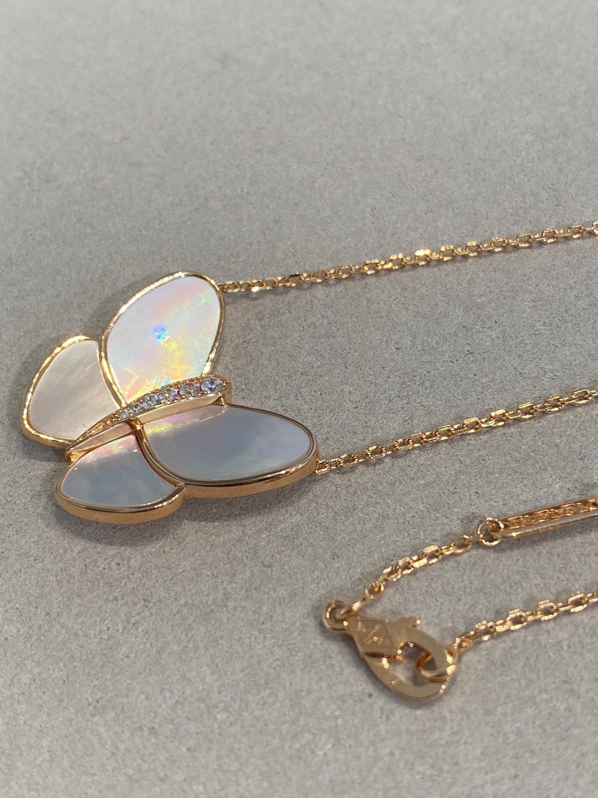 [Zalyn Jewelry ]BUTTERFLY GOLD MOP DIAMOND NECKLACE