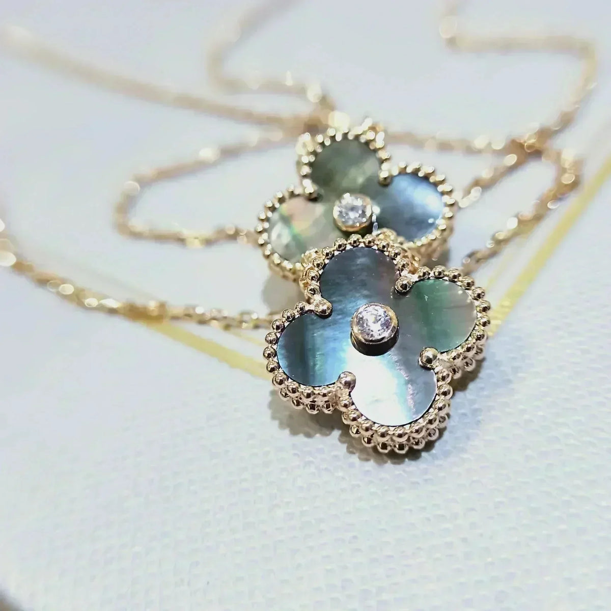 [Zalyn Jewelry ]CLOVER 15MM DIAMOND AND MOTHER-OF-GREY NECKLACE
