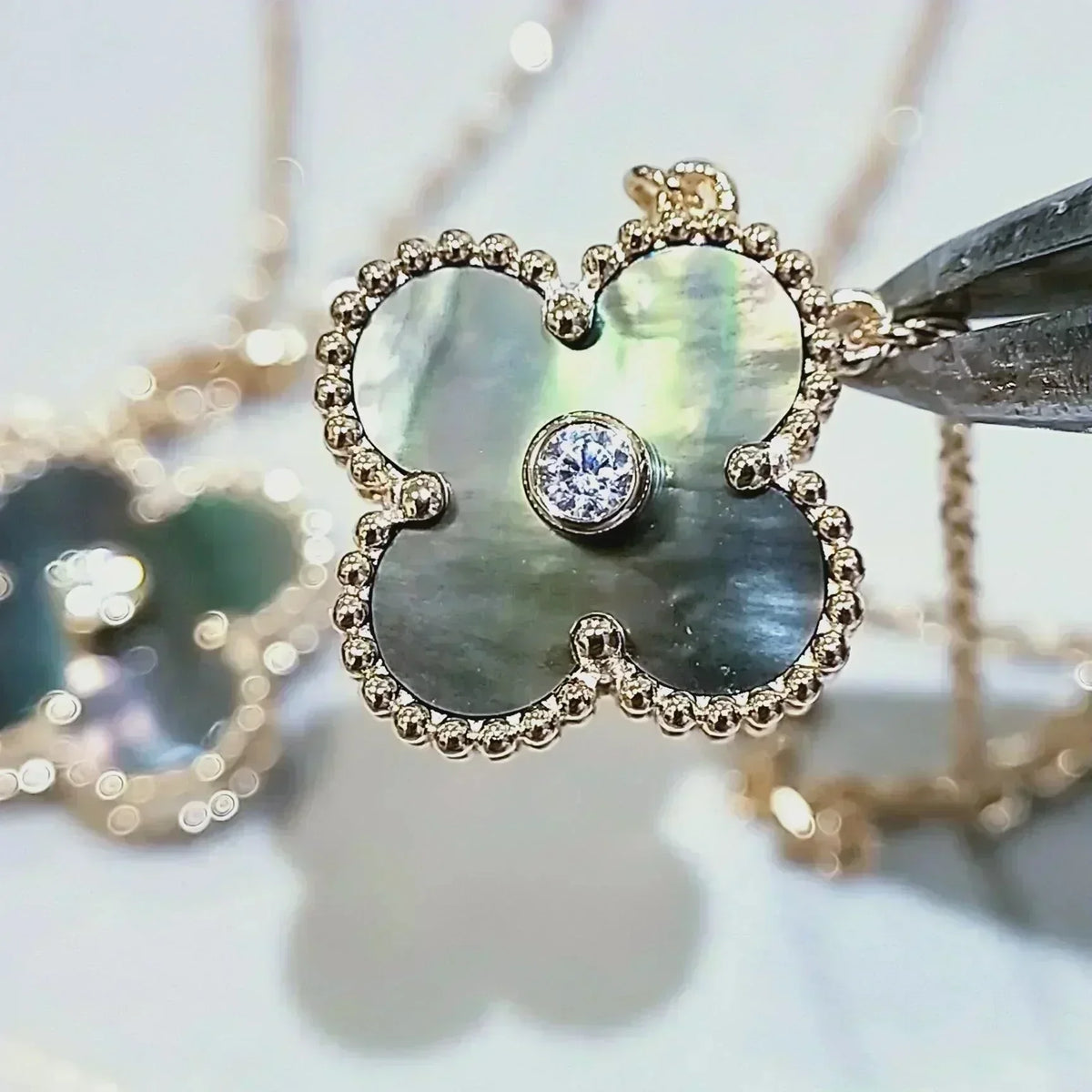 [Zalyn Jewelry ]CLOVER 15MM DIAMOND AND MOTHER-OF-GREY NECKLACE