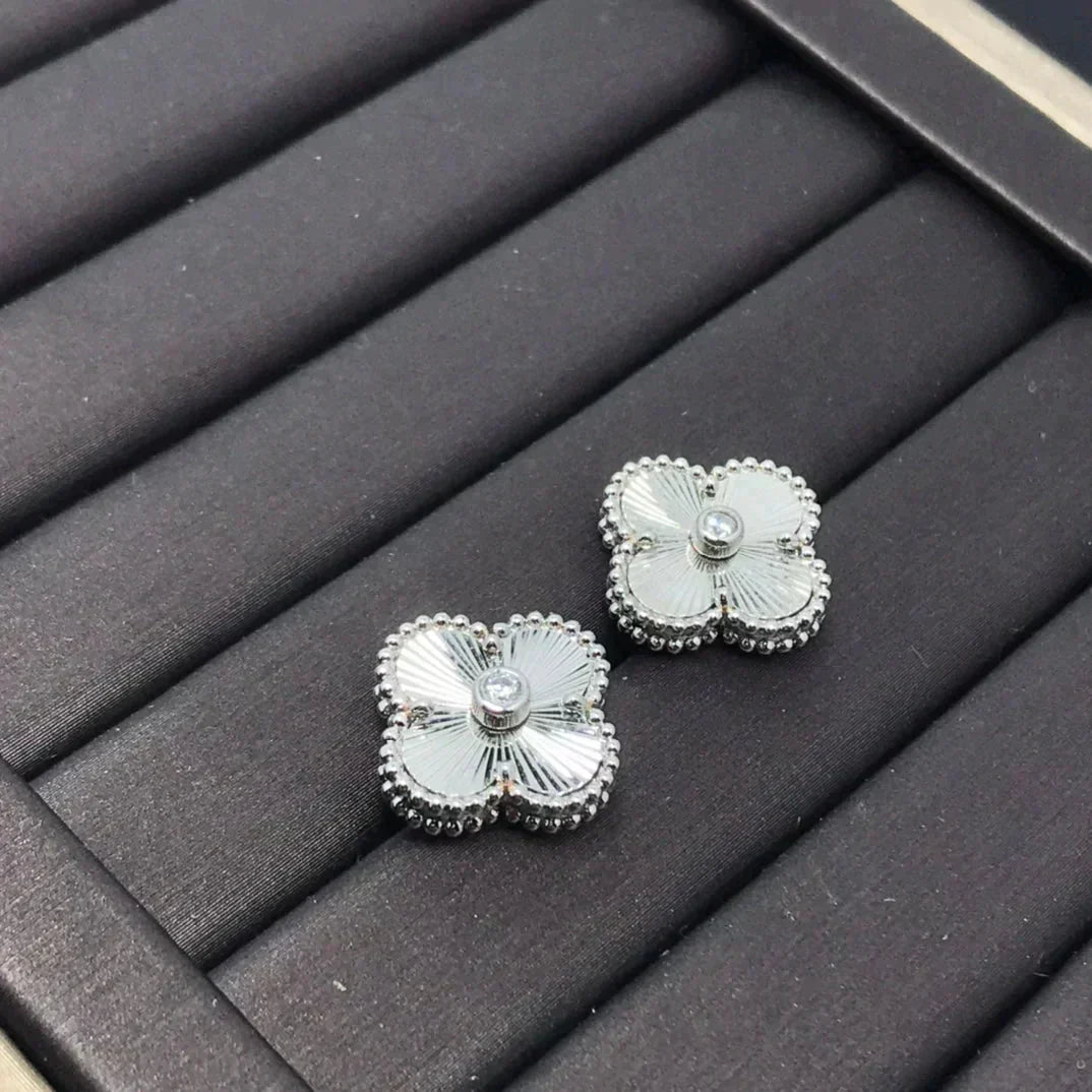 [Zalyn Jewelry ]CLOVER MINI 9.5MM LASER EARRINGS
