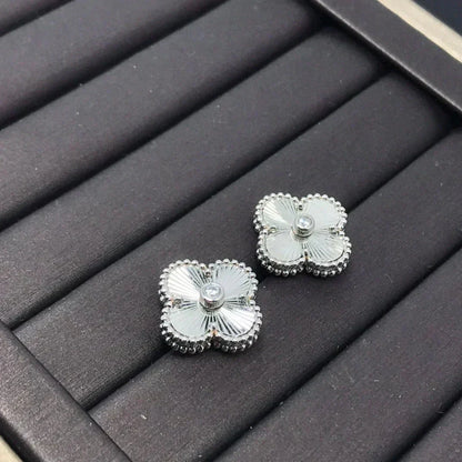 [Zalyn Jewelry ]CLOVER MINI 9.5MM LASER EARRINGS