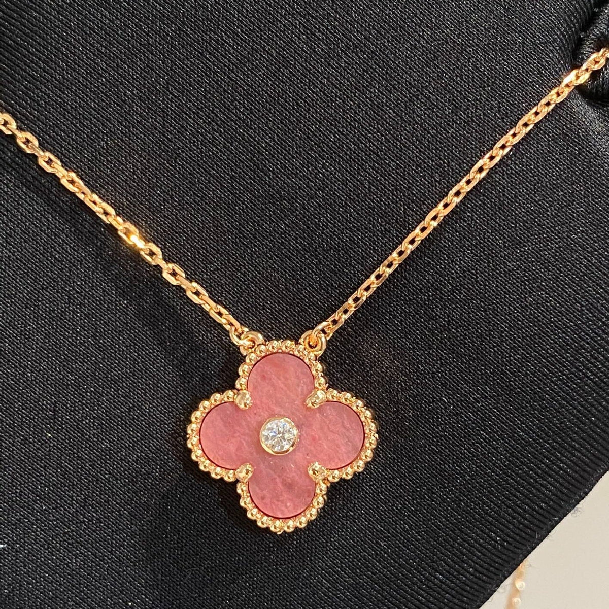 [Zalyn Jewelry ]CLOVER 15MM DIAMOND RHODONITE NECKLACE