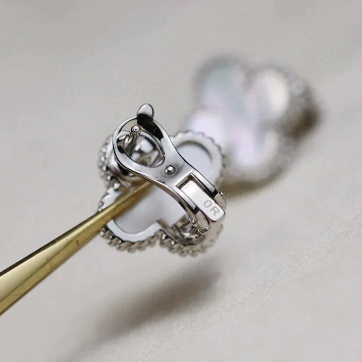 [Zalyn Jewelry ]CLOVER MEDIUM 1 MOTIFS  WHITE MOP EARRINGS SILVER