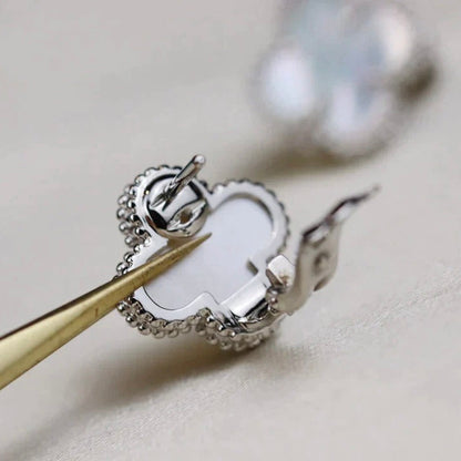 [Zalyn Jewelry ]CLOVER MEDIUM 1 MOTIFS  WHITE MOP EARRINGS SILVER
