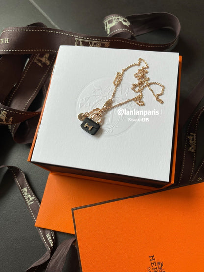 [Zalyn]CONSTANCE BLACK PEDANT ROSE GOLD NECKLACE