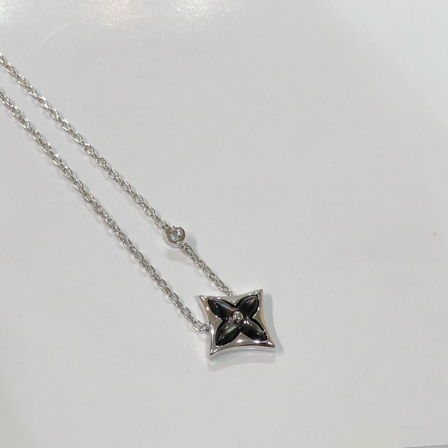[Zalyn]STAR BLACK MOP NECKLACE