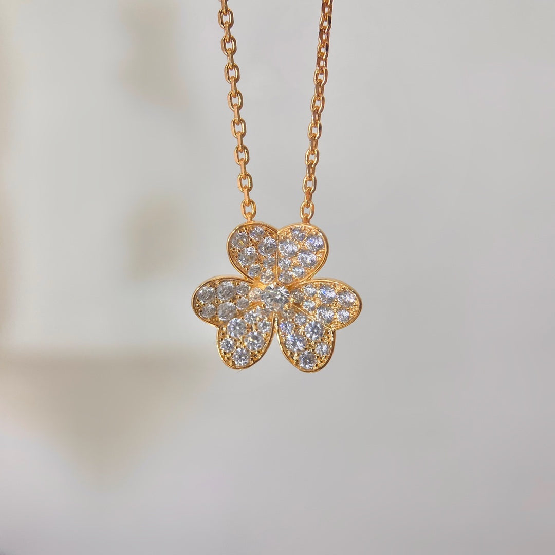 [Zalyn]PAVÉ DIAMOND FLOWER CHARM NECKLACE