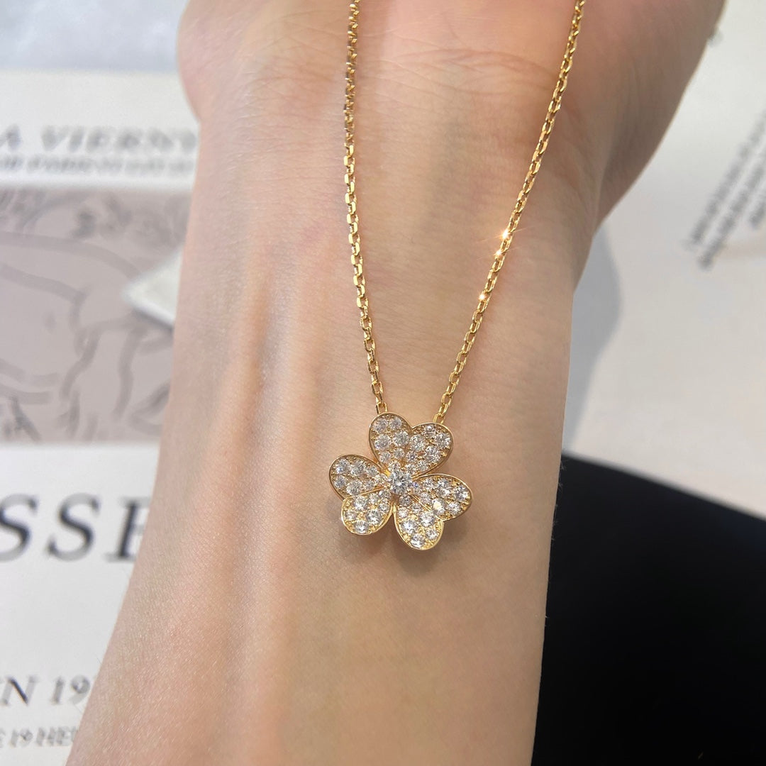 [Zalyn]PAVÉ DIAMOND FLOWER CHARM NECKLACE