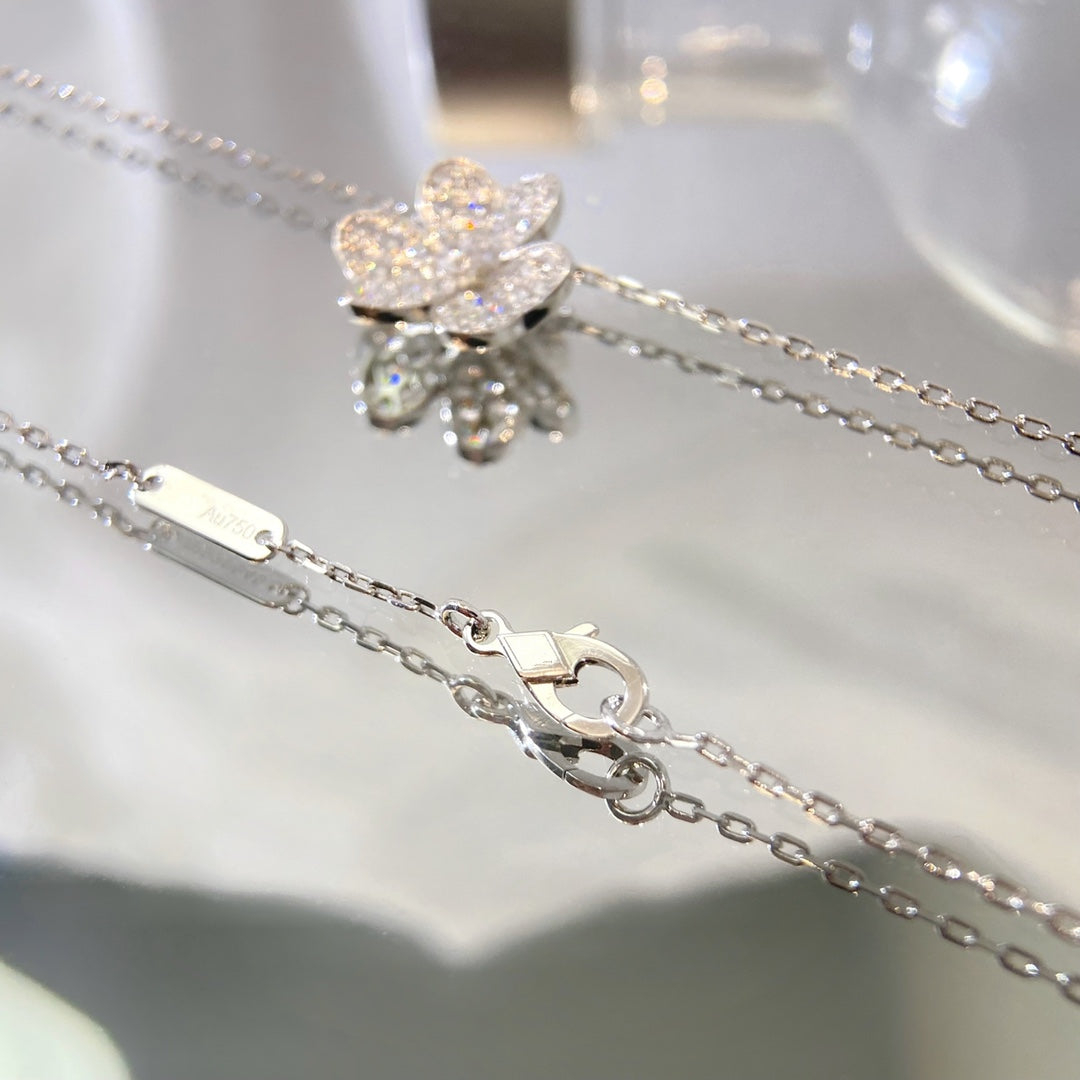 [Zalyn]PAVÉ DIAMOND FLOWER CHARM NECKLACE