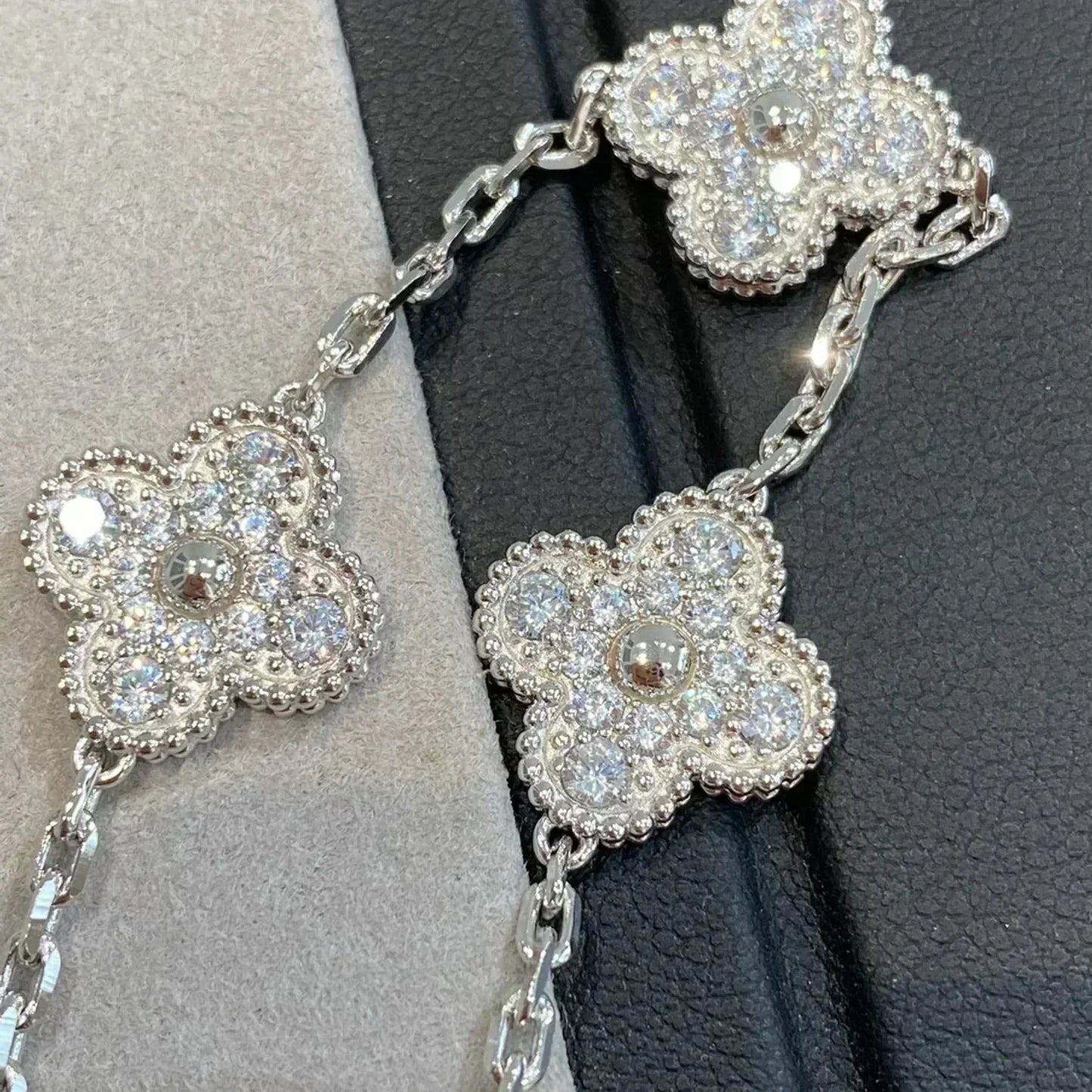 [Zalyn]LUCKY CLOVER 5-MOTIF BRACELET - FULL-DIAMOND