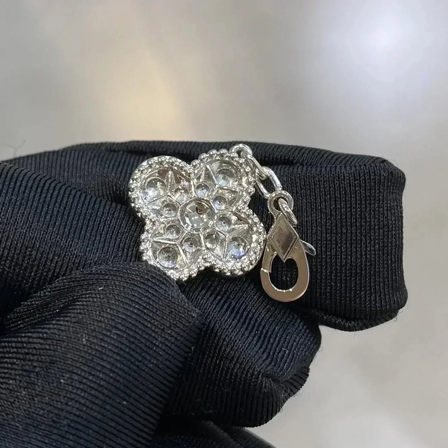 [Zalyn]LUCKY CLOVER 5-MOTIF BRACELET - FULL-DIAMOND