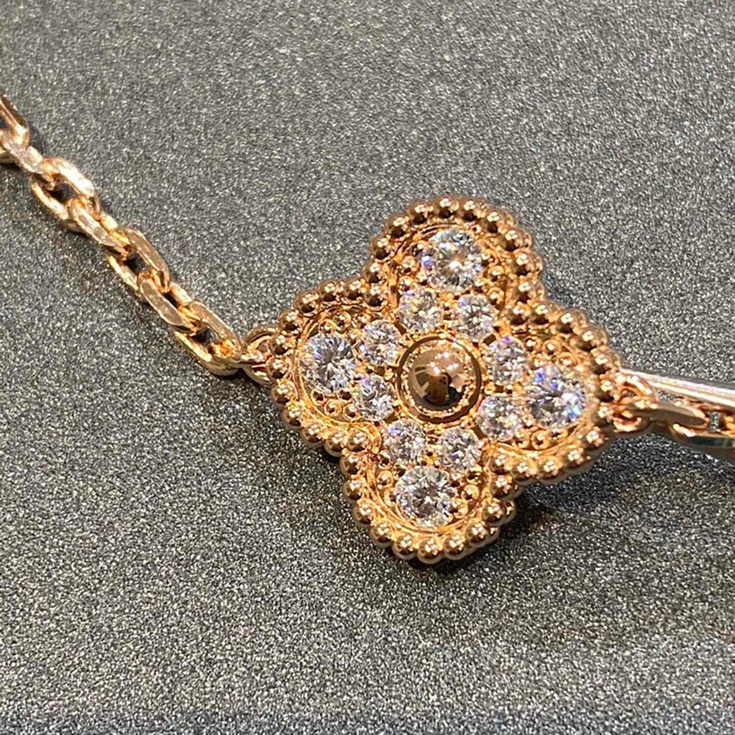 [Zalyn]LUCKY CLOVER 5-MOTIF BRACELET - FULL-DIAMOND