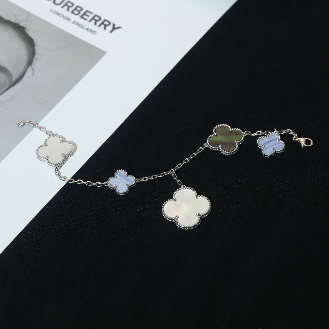 [Zalyn Jewelry ]CLOVER BRACELET 5 MOTIFS MOP CHALCEDONY SILVER