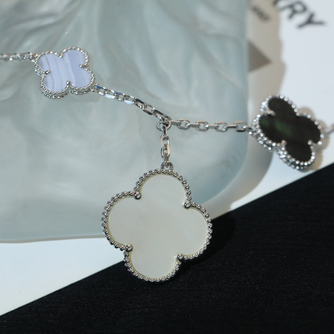 [Zalyn Jewelry ]CLOVER BRACELET 5 MOTIFS MOP CHALCEDONY SILVER