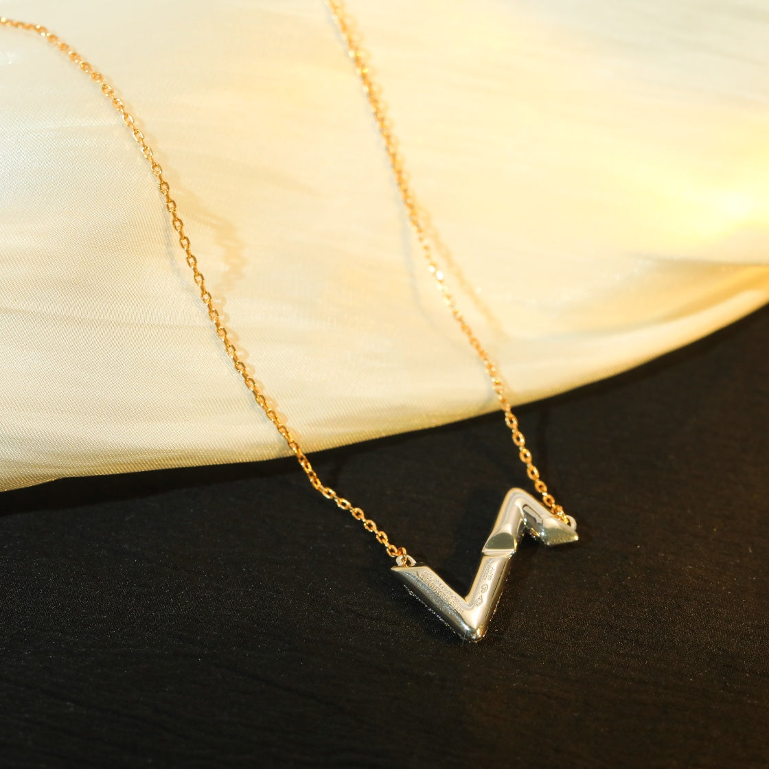 [Zalyn]VOLT SILVER DIAMOND PEDANT NECKLACE