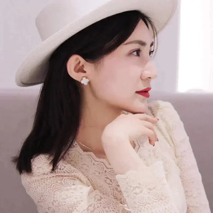 [Zalyn Jewelry ]CLOVER MEDIUM 1 MOTIFS  WHITE MOP STUD EARRINGS