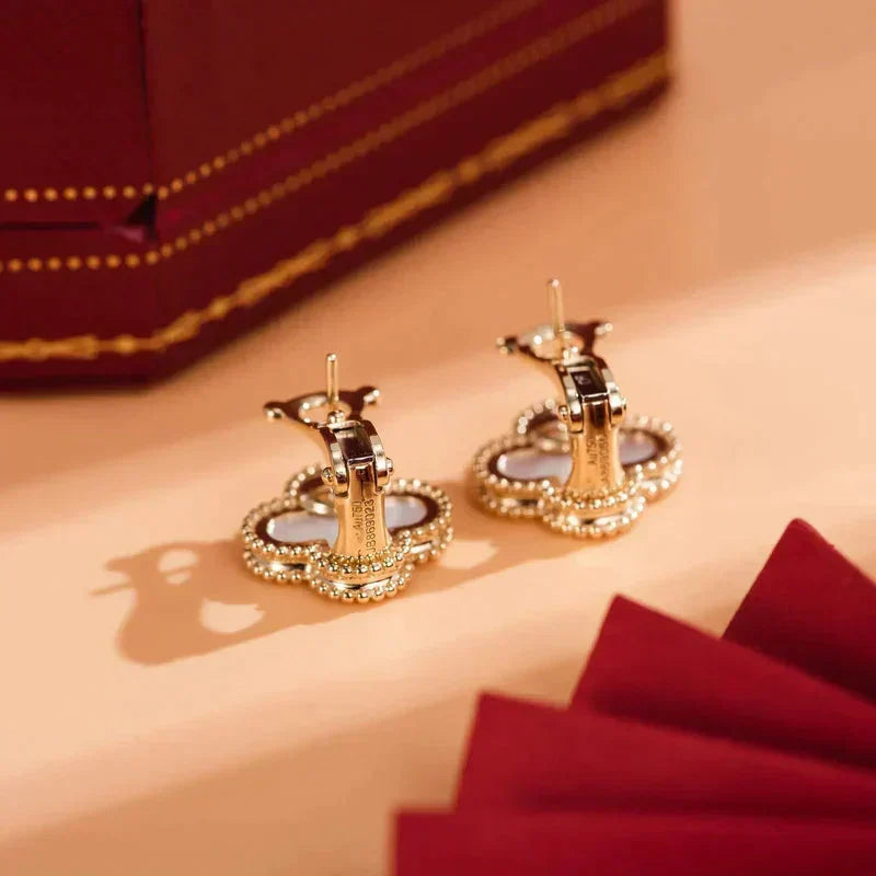 [Zalyn Jewelry ]CLOVER MEDIUM 1 MOTIFS  WHITE MOP STUD EARRINGS