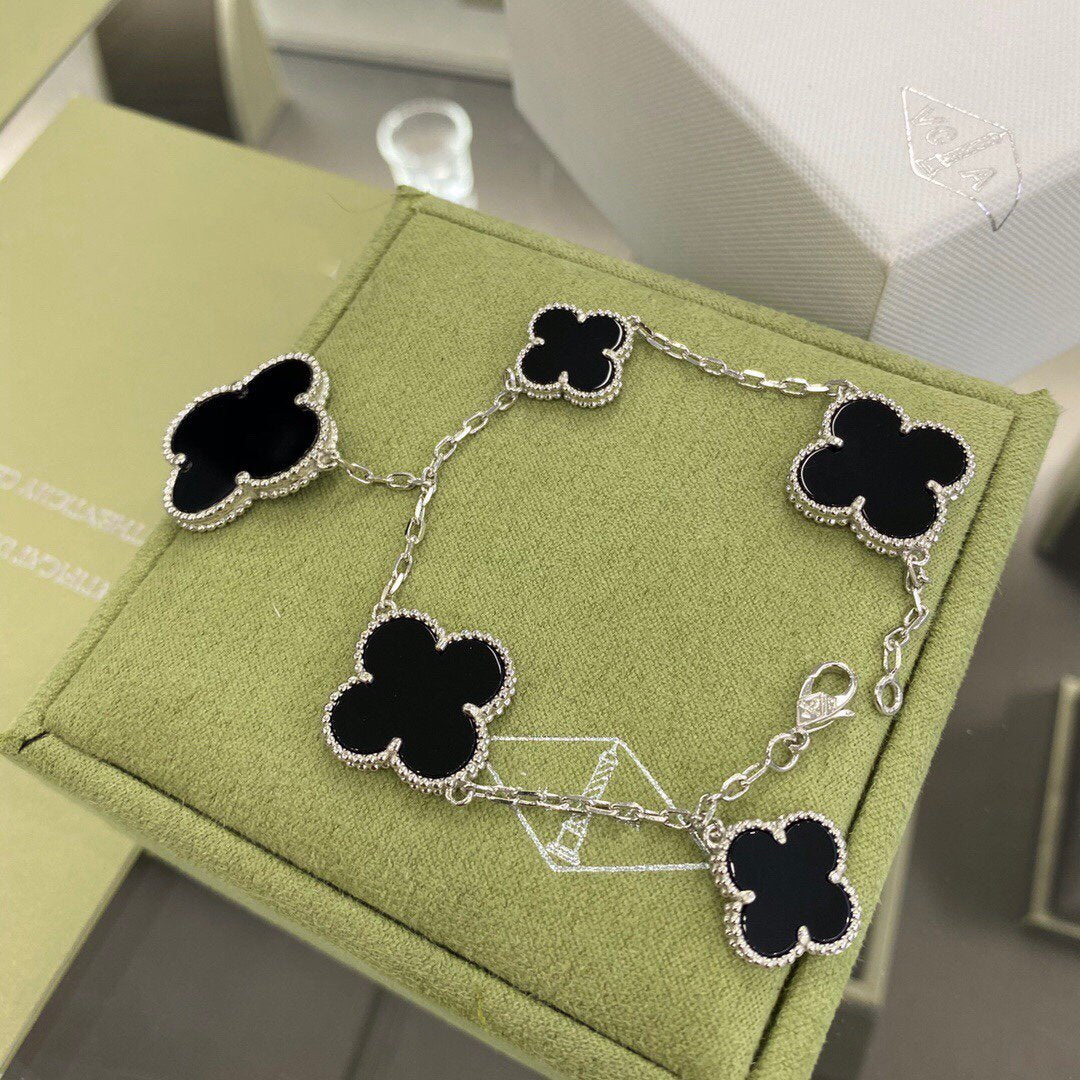 [Zalyn Jewelry ]CLOVER 5 MOTIFS SIVLER ONYX BRACELET