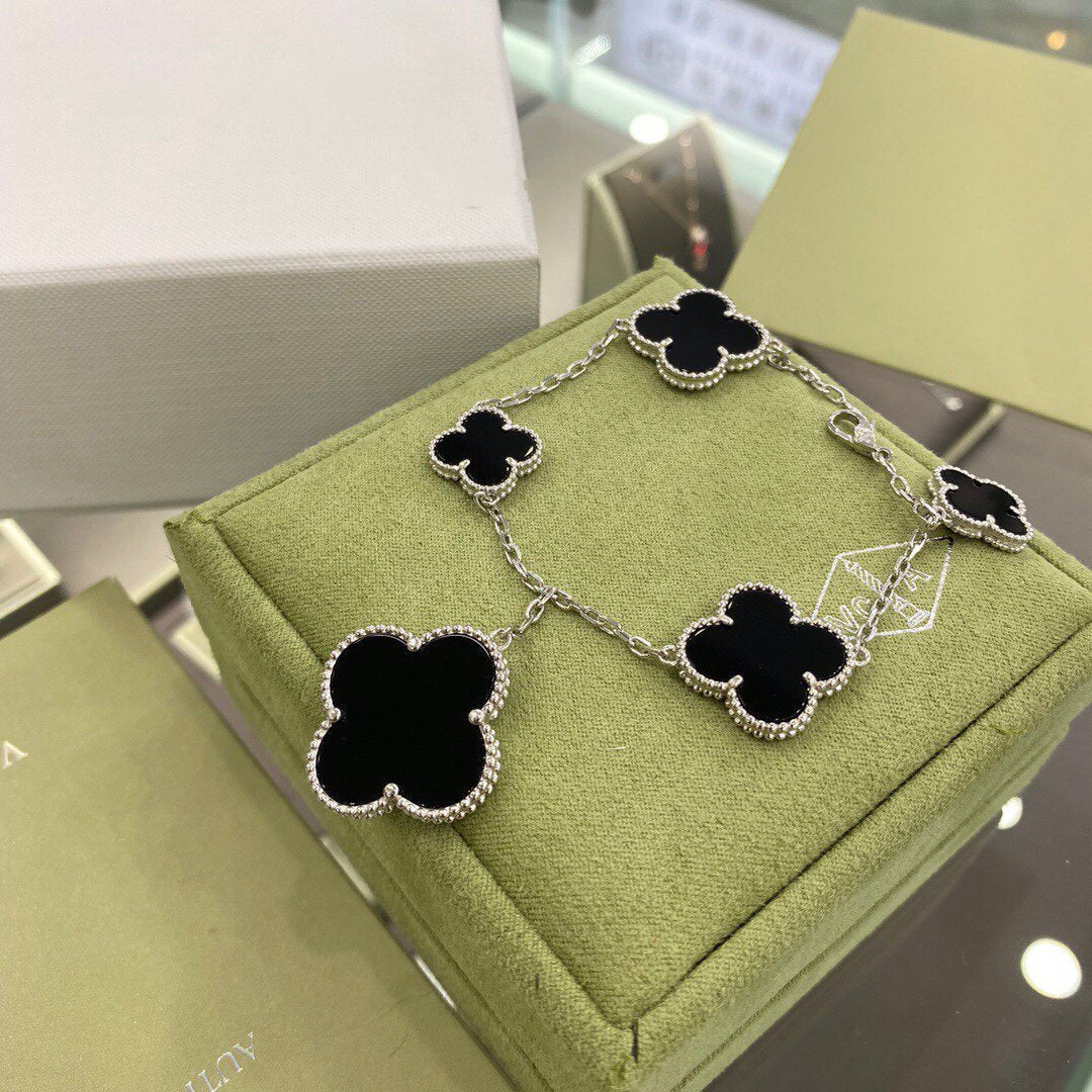 [Zalyn Jewelry ]CLOVER 5 MOTIFS SIVLER ONYX BRACELET