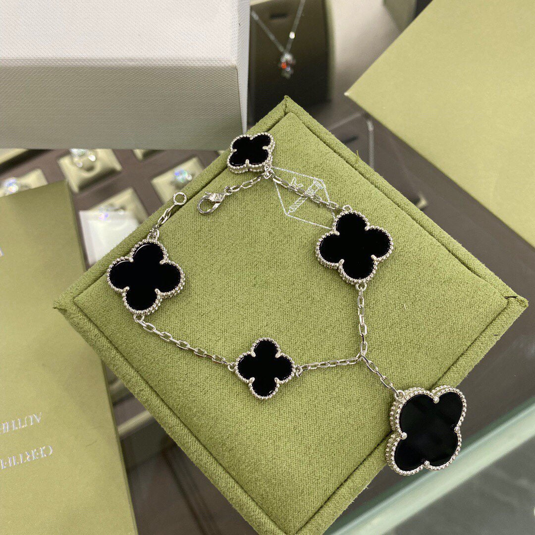 [Zalyn Jewelry ]CLOVER 5 MOTIFS SIVLER ONYX BRACELET