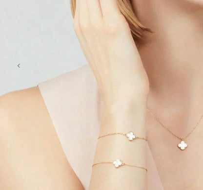 [Zalyn Jewelry ]CLOVER MINI 9.5MM WHITE MOTHER-OF-PEARL NECKLACE