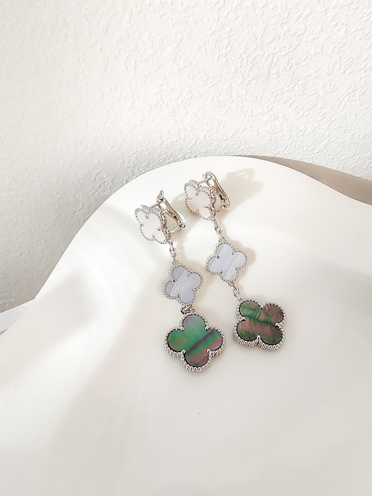 [Zalyn Jewelry ]CLOVER 3 MOTIFS CHALCEDONY DARK MOP SILVER EARRINGS